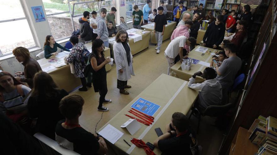 Feria del emprendimiento en la biblioteca del CIFP, ayer.