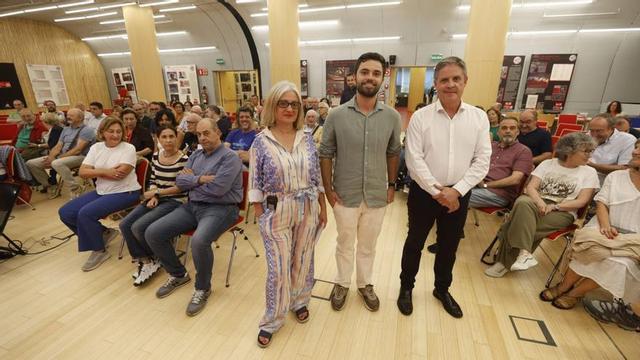 Por la izquierda, Almudena Cueto, Sergio Llera y Enrique Rodríguez Nuño, ayer, antes del acto que se celebró en la FSA.  | LUISMA MURIAS