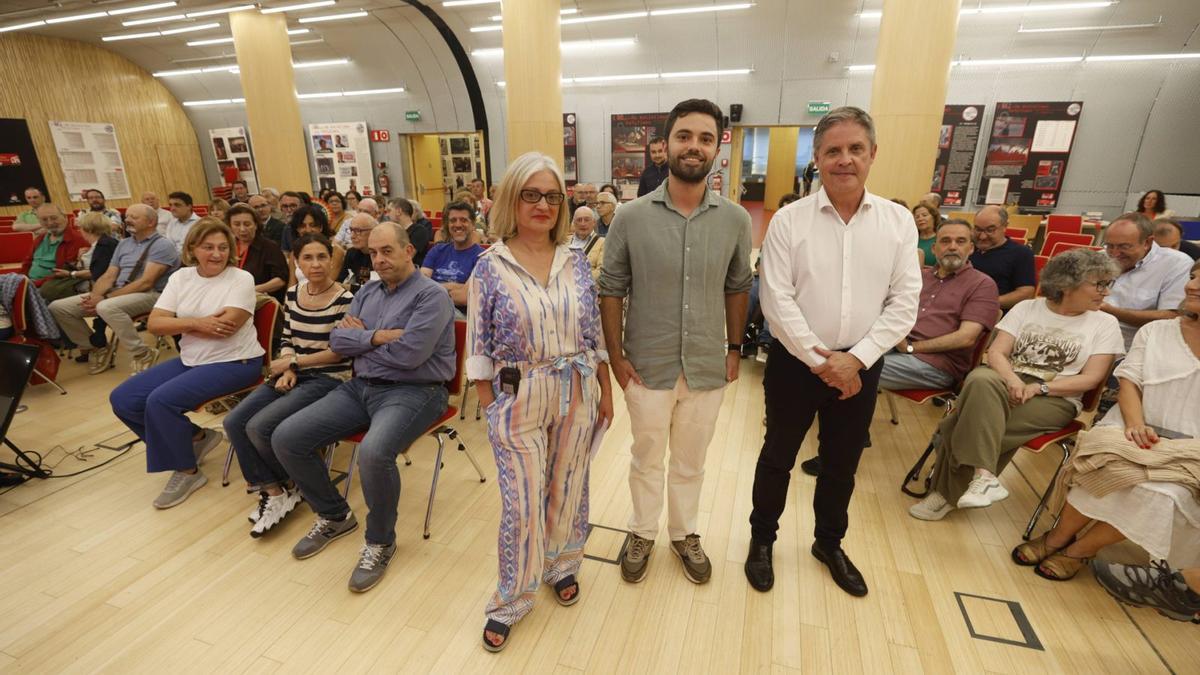 Por la izquierda, Almudena Cueto, Sergio Llera y Enrique Rodríguez Nuño, antes del acto que se celebró en la FSA.