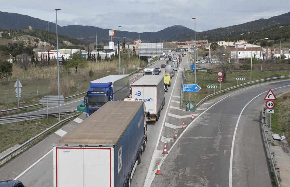 Col·lapse a la Jonquera pel tall a l'AP-7 a Figueres