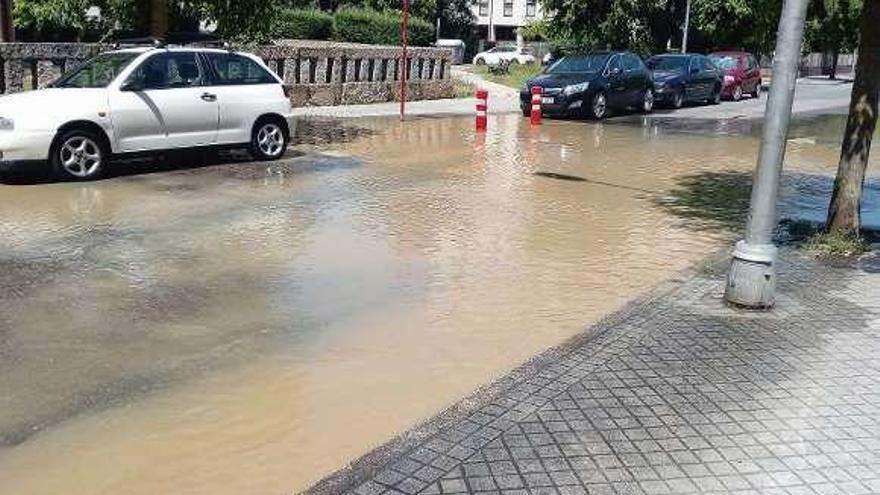 La rotura de una tubería de agua anegó todo el vial. // Iñaki Osorio