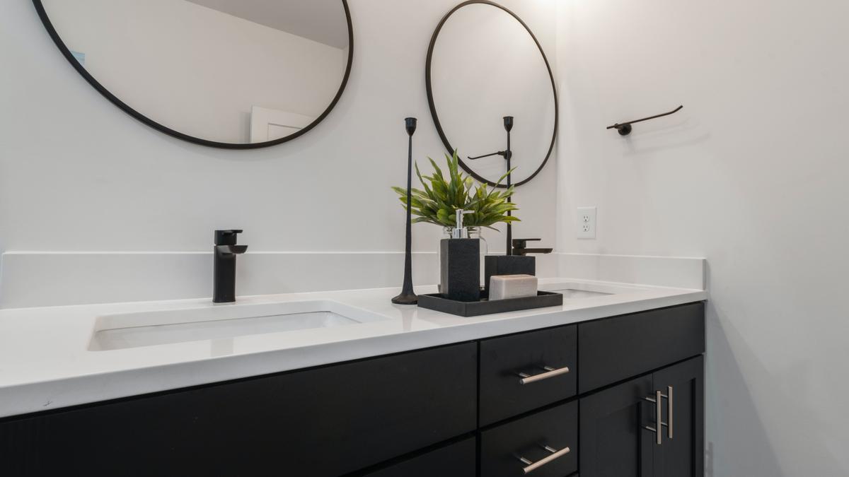 Los espejos redondos son una de las últimas tendencias de decoración en el cuarto de baño.