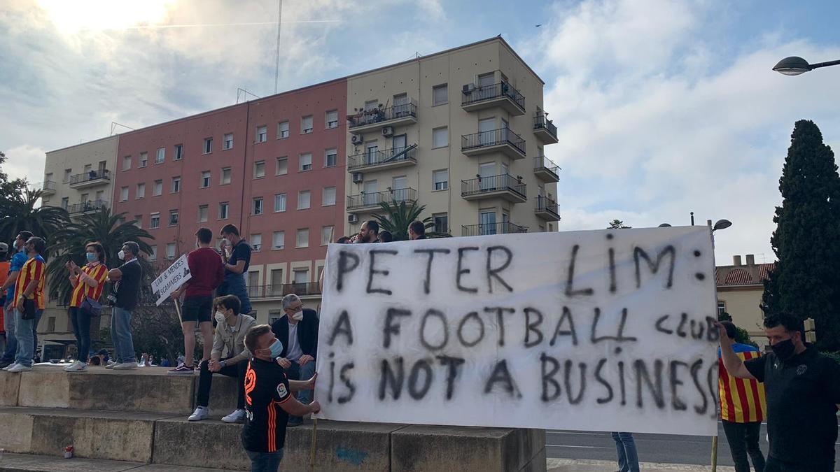 Las imágenes de la marcha de la afición valencianista contra Lim