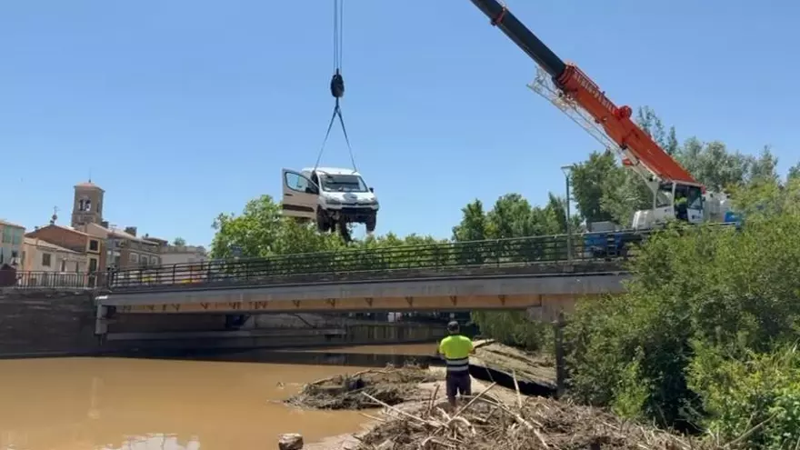 VÍDEO | Retirada d'una furgoneta arrossegada pel riu Cardener a Súria