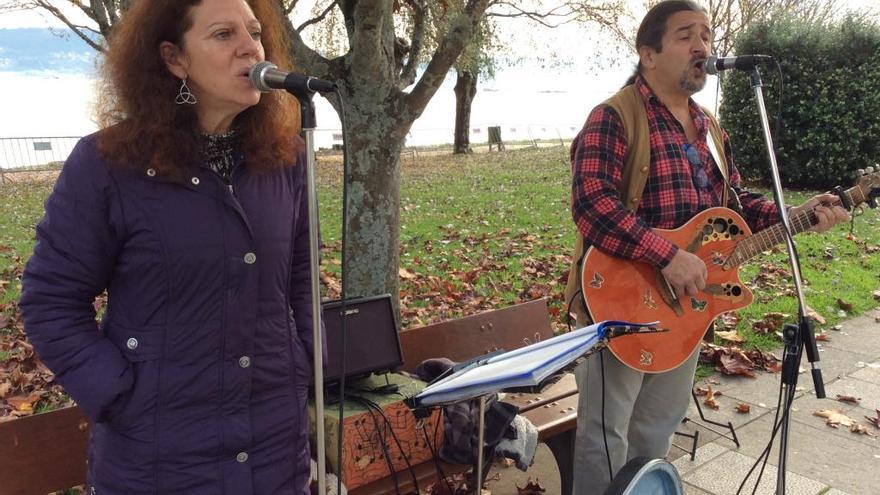 Los trovadores  José y Áurea animan con &quot;Navidad&quot; la alameda de Moaña