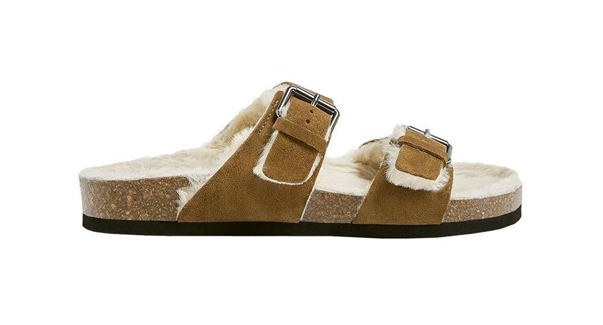 Sandalias con hebilla de color tostado de la colección Intimates de Pull&amp;Bear. (Precio: 35,99 euros)