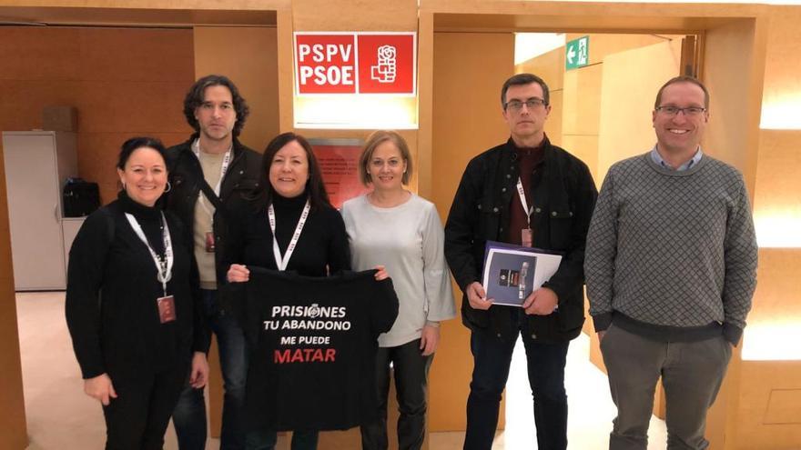 Miembros de la asociación con los diputados Rosa Peris y Ernest Blanch.