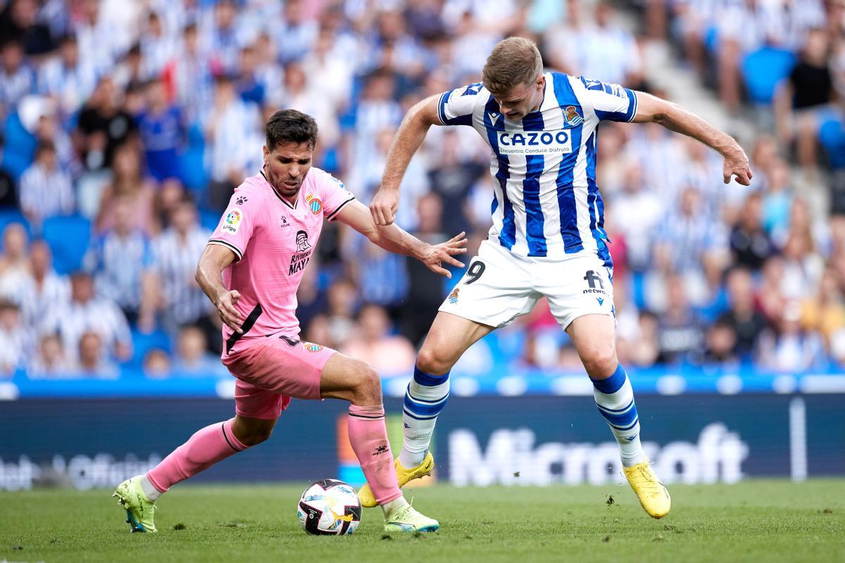 Sorloth y Cabrera disputan un balón.