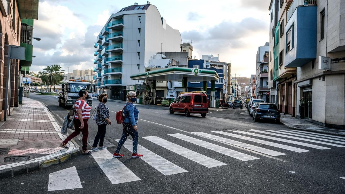 Tres mujeres cruzan por un paso de peatones en la calle Fernando Guanarteme de Las Palmas de Gran Canaria.