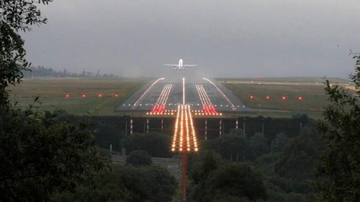 Aterrizaje de un avión en Lavacolla