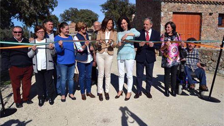 La alcaldesa reclama a la Junta el arreglo del camino de El Cerezo en el acto de inauguración