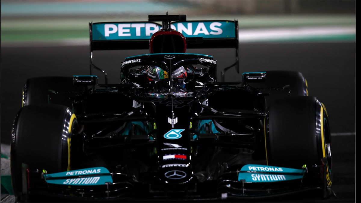 Lewis Hamilton, que luce su casco arcoiris en Arabia Saudí, es el más rápido por ahora sobre la pista