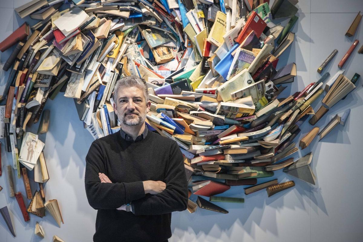 Barcelona, 18 de marzo de 2025. Entrevista al periodista y escritor Toni Cruanyes, que publica su nueva novela 'La dona del segle’. FOTO: Macarena Pérez