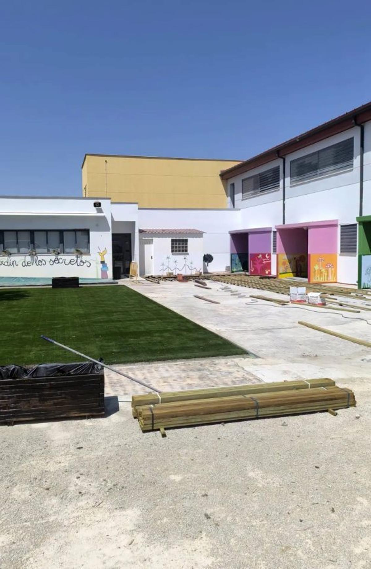 Avanza la mejora del patio del colegio. | SERVICIO ESPECIAL