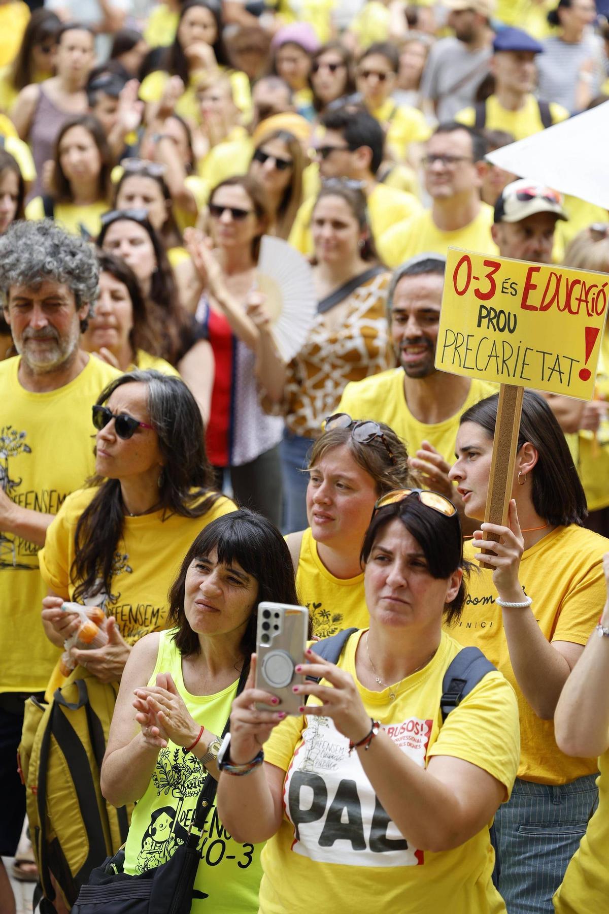 Les imatges dels docents gironins concentrats a la seu de la Generalitat de Girona