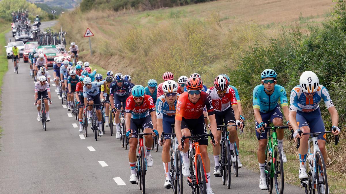 Los ciclistas en la etapa de ayer de La Vuelta a España