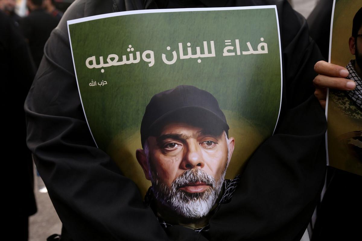 Un simpatizante de Hizbulá muestra un retrato del número dos del grupo, Haytham Tabatabai, asesinado este domingo por Israel.