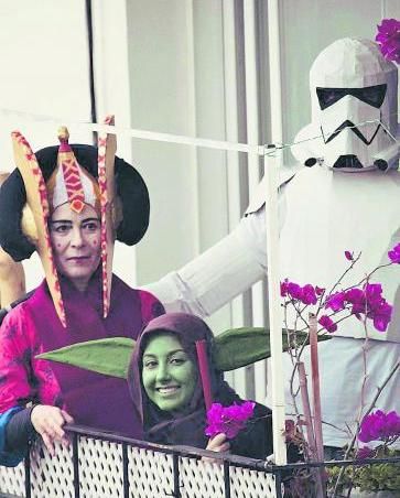  Los vecinos de sa Capelleta se disfrazan de ‘Star Wars’ como entretenimiento al caer la tarde.   