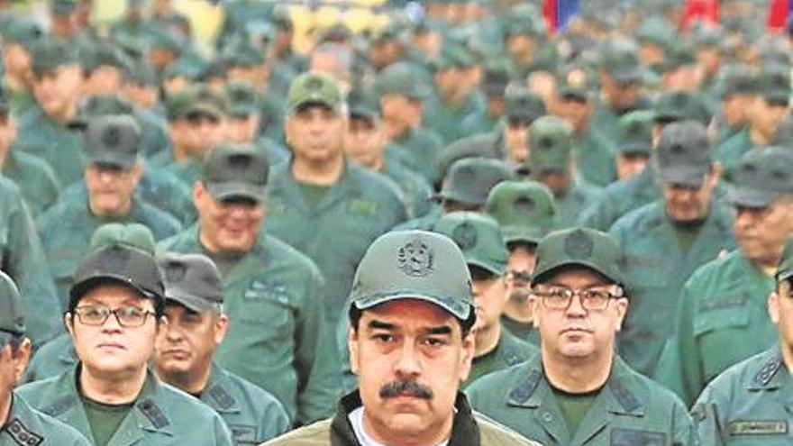 Maduro exhibe músculo militar y pide «combatir» a los golpistas