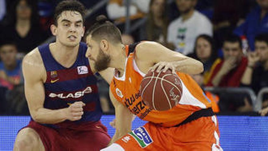 Satoransky (Barça) defensa Diot (València) en un partit de lliga.