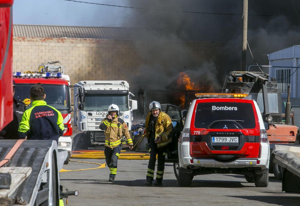 Más de 30 bomberos participan en la extinción del fuego