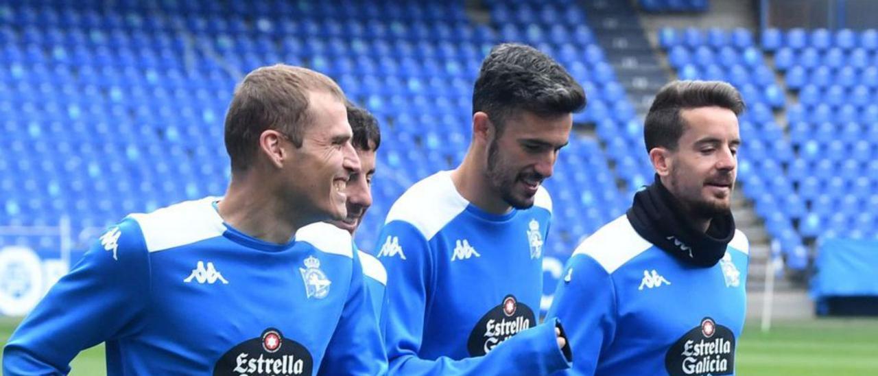 Quiles, entre Álex, Aguirre y De Vicente, ayer en Riazor. |  // VÍCTOR ECHAVE