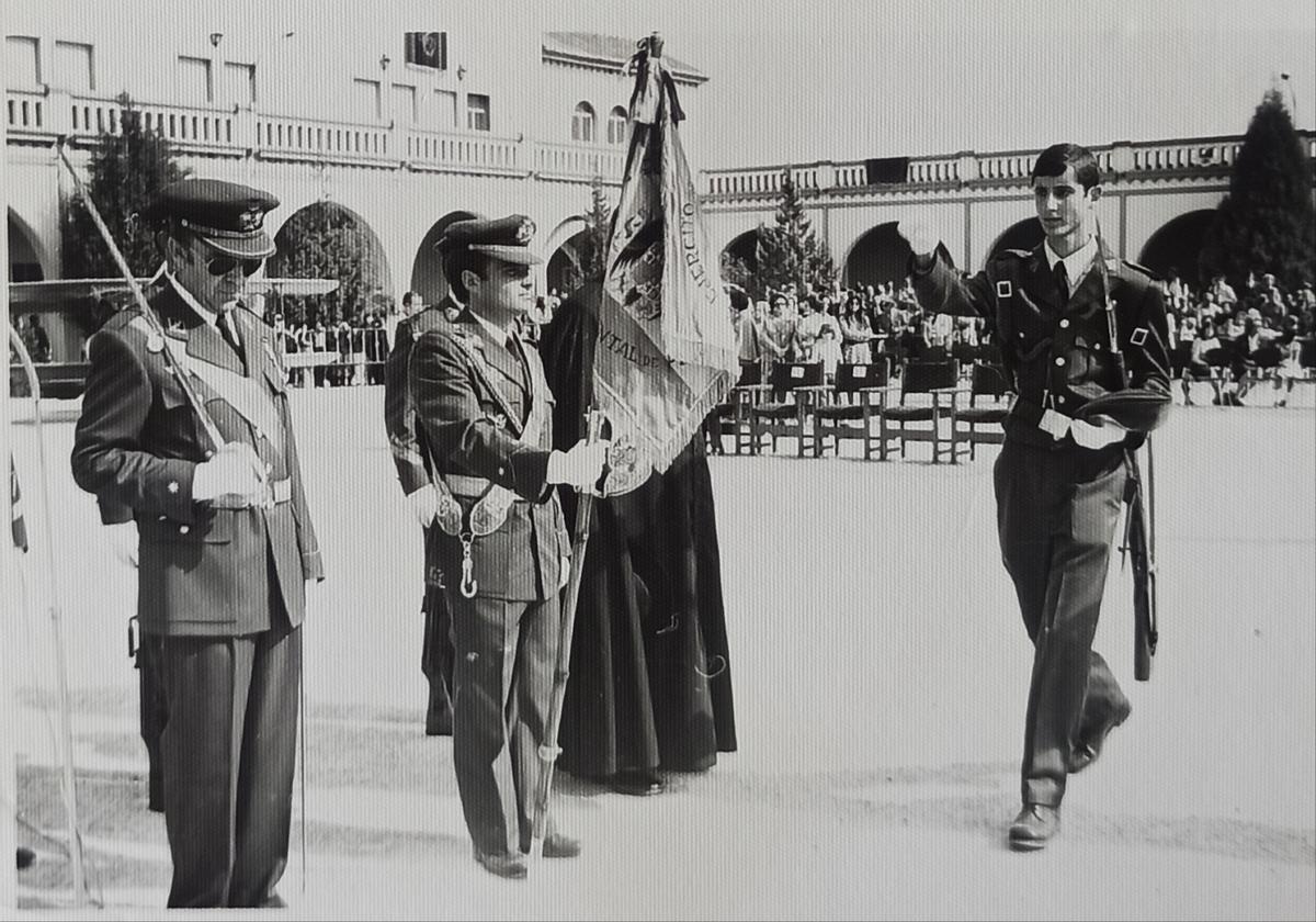 Carlos de Palma, en la jura de bandera en Armilla (Granada), en 1976.