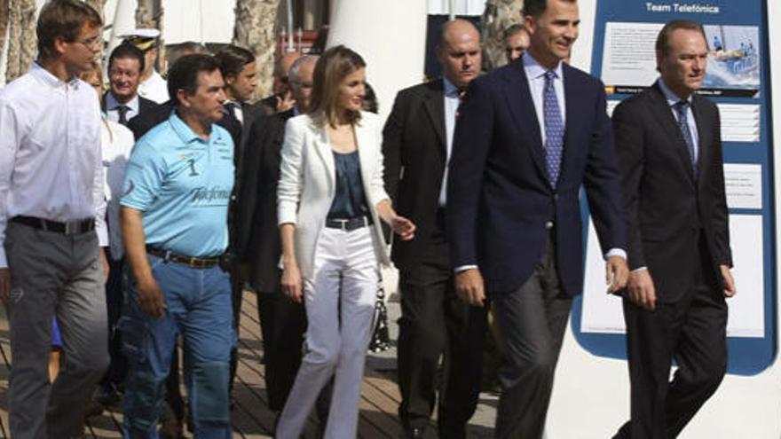 Los Príncipes de Asturias han visitado el Puerto de Alicante, donde doña Letizia ha amadrinado el &#039;Telefónica&#039;.