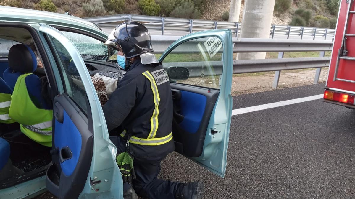 Actuación de los bomberos de Rionegro en el accidente en la A-52.