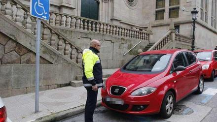 TRÁFICO VIGO MULTAS: Un cepo por el buen uso de plazas de movilidad reducida