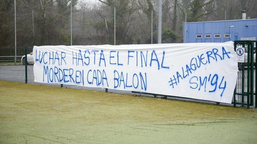 El Requexón amanece con pancartas de apoyo al Oviedo