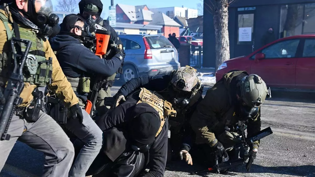 Agentes de inmigración estadounidenses matan a tiros a un hombre en Mineápolis