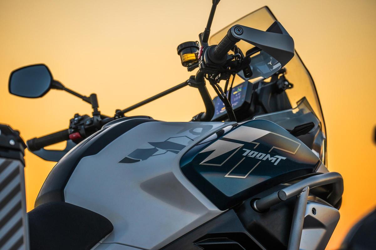 20 litrelik depo, 700MT'nin seyahat karakterini güçlendirerek iyi bir özerkliği garanti eder