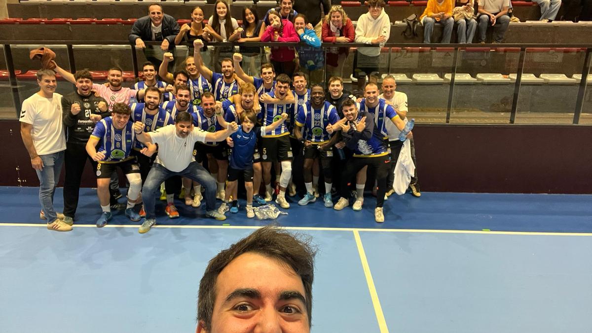 L’Handbol Banyoles, celebrant la seva victòria a Palautordera.