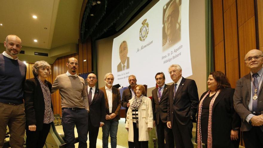 La Real Academia de Medicina rinde tributo póstumo a Agustín Hidalgo y Jesús Moreno.