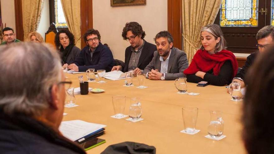 Xulio Ferreiro, ayer, habla en la Mesa do Comercio.