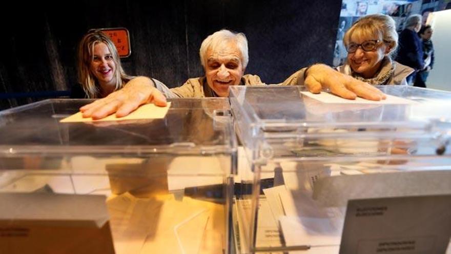 Un invidente preside una mesa electoral en Alicante