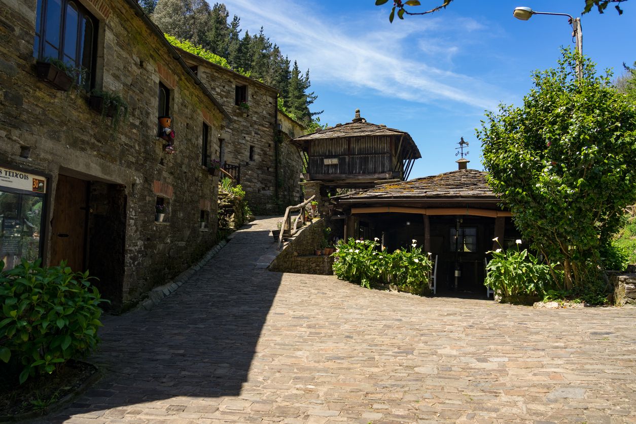 Antiguo pueblo tradicional de Os Teixois en un día soleado, Asturias.