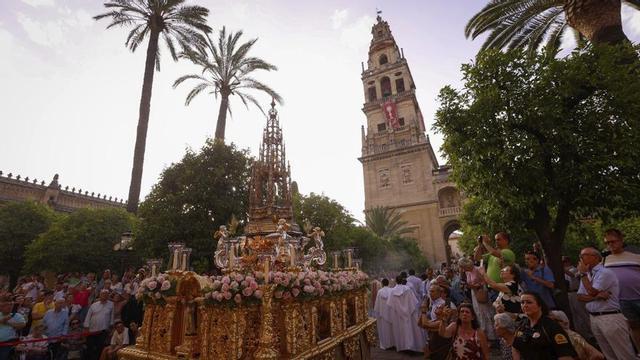 La procesión del Corpus Christi del año 2025, en el Patio de los Naranjos de la Catedral de Córdoba.