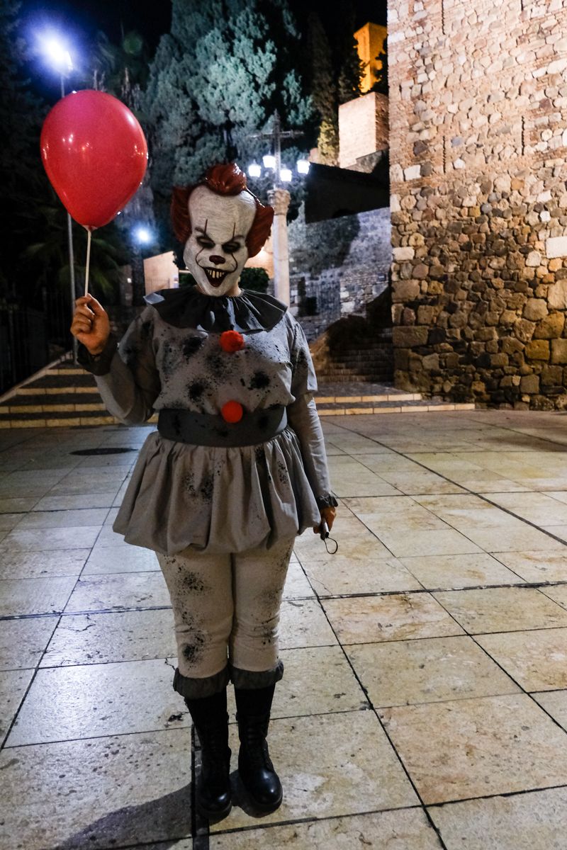 Las calles del centro de Málaga se llenan de máscaras y disfraces por Halloween