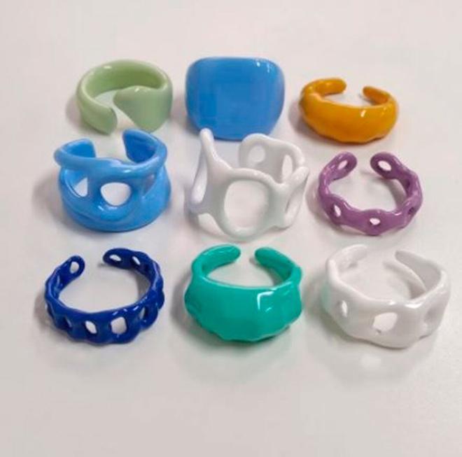 Anillos de resina en varios colores y formas de Aliexpress (precio: entre 1,5 y 2,5 euros)