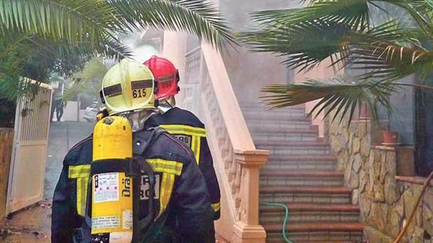 Un bombero acude, ayer, a sofocar el incendio en el hotel.