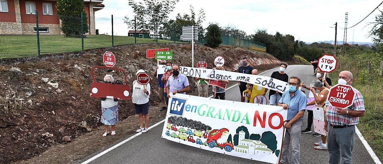 Los vecinos de Granda, ayer, protestando contra la ITV en la zona del camino en la que se han iniciado las obras de reparación por parte del Ayuntamiento. | Juan Plaza