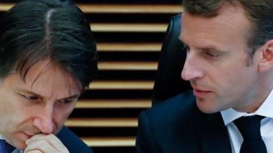 El primer ministre italià, Giuseppe Conte, parla amb el president francès, Emmanuel Macron, ahir a Brussel·les