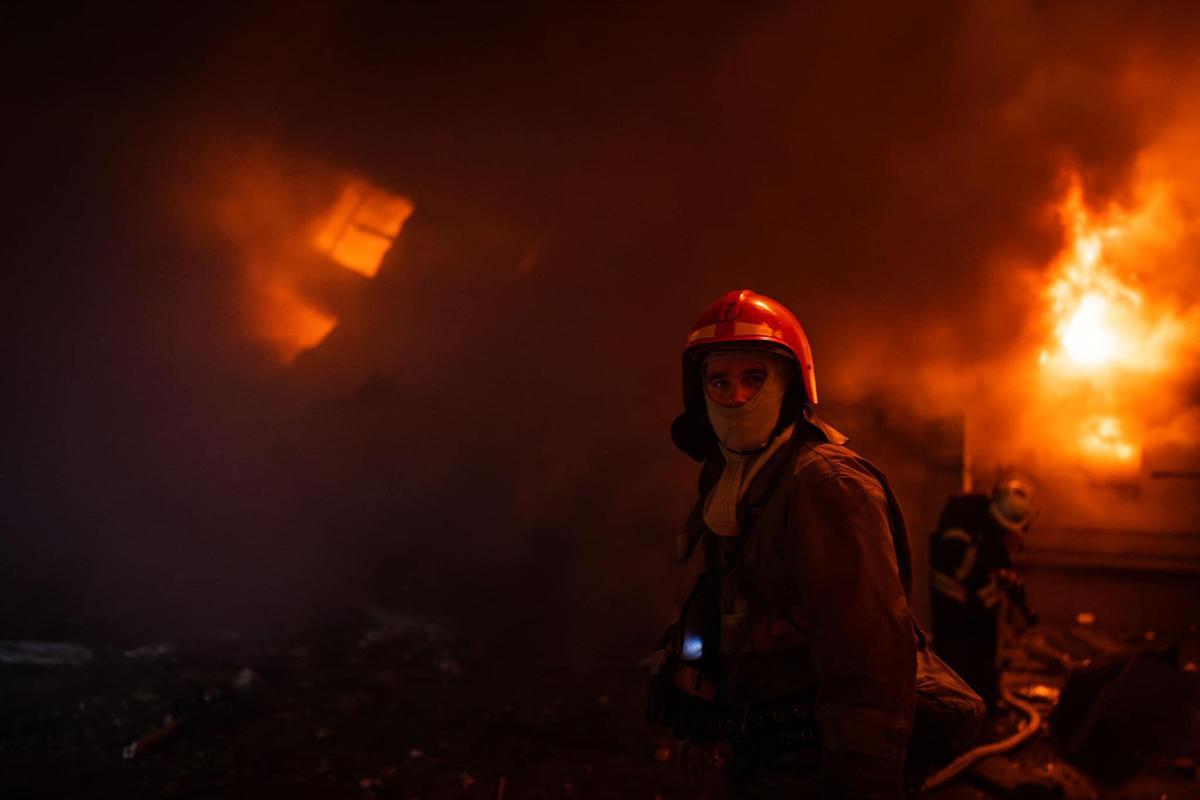 Incendio en un edificio administrativo en Odesa como resultado de un ataque con misiles.