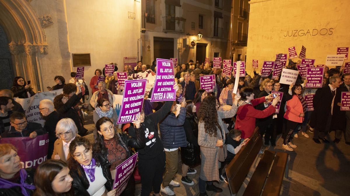 Xàtiva. Manifestación 25 N y protesta contra el traslado del juzgado de violencia de genero a Alzira