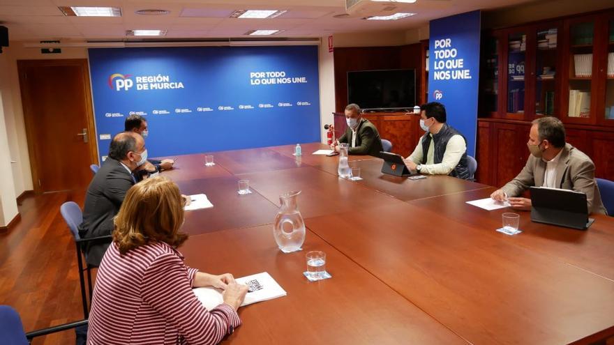 Reunión entre los diputados expulsados de Vox y el PP, este viernes.