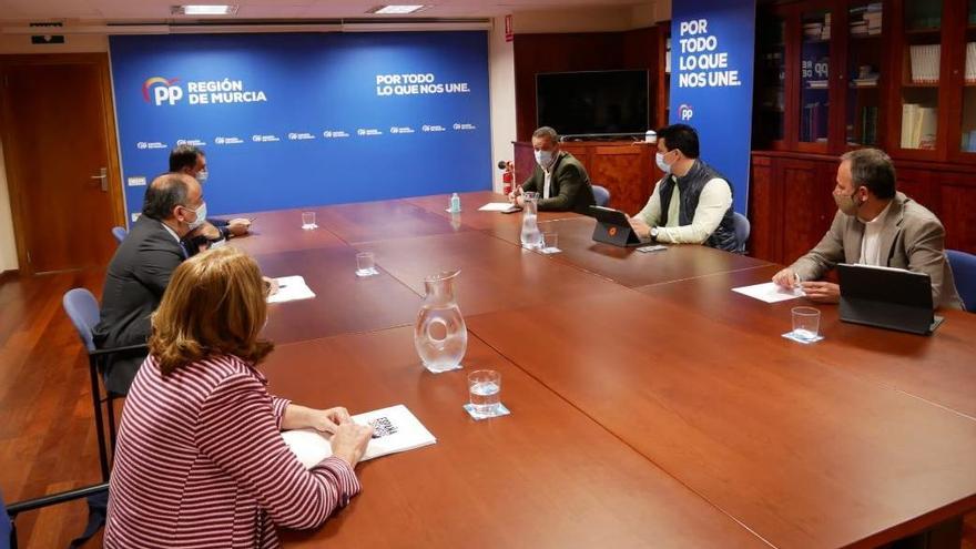 Reunión entre los diputados expulsados de Vox y el PP, este viernes.