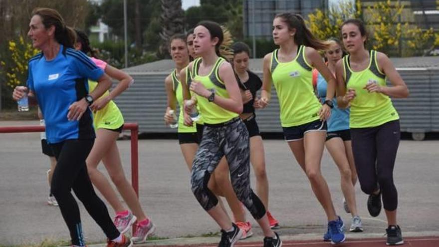 Más de 200 mujeres  y  hombres corren  juntos en Sagunt