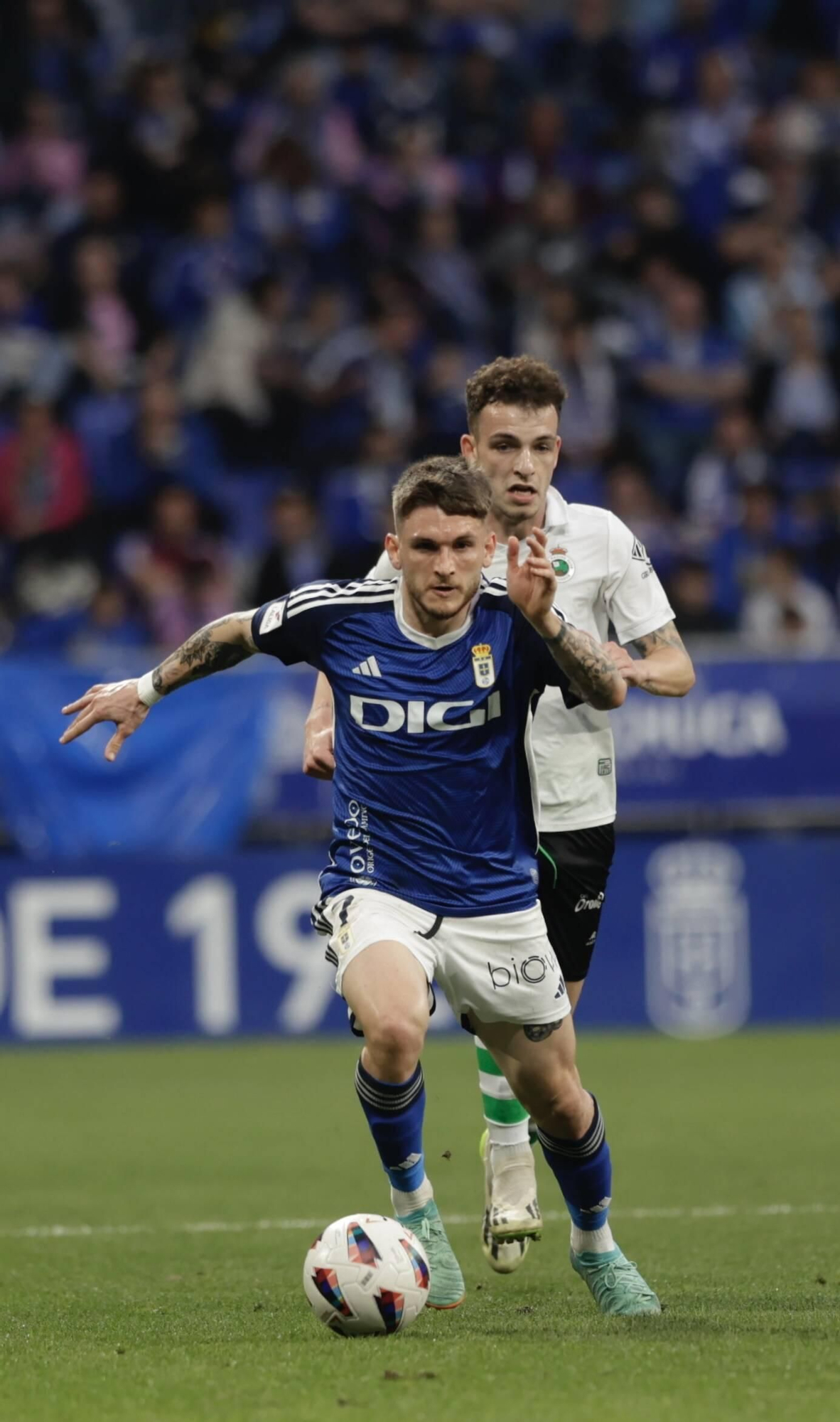 EN IMÁGENES: Partido y ambientazo del Real Oviedo-Racing de Santander disputado en el Tartiere